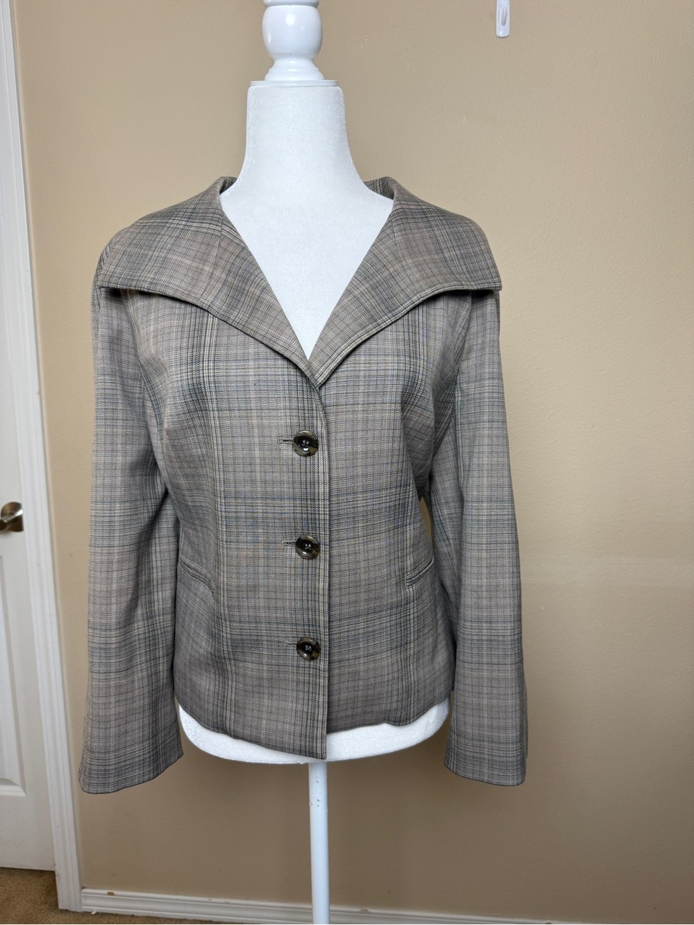 Jones Wear Women’s Grey Plaid Blazer Size Large
